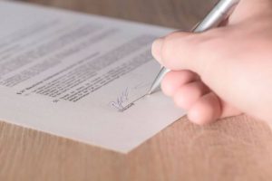 Firmando carta de renuncia por insatisfacción laboral